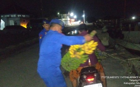 Aksi Humanis Polisi Bantu Nelayan yang Terpaksa Jualan Pisang Akibat Cuaca Ekstrem
