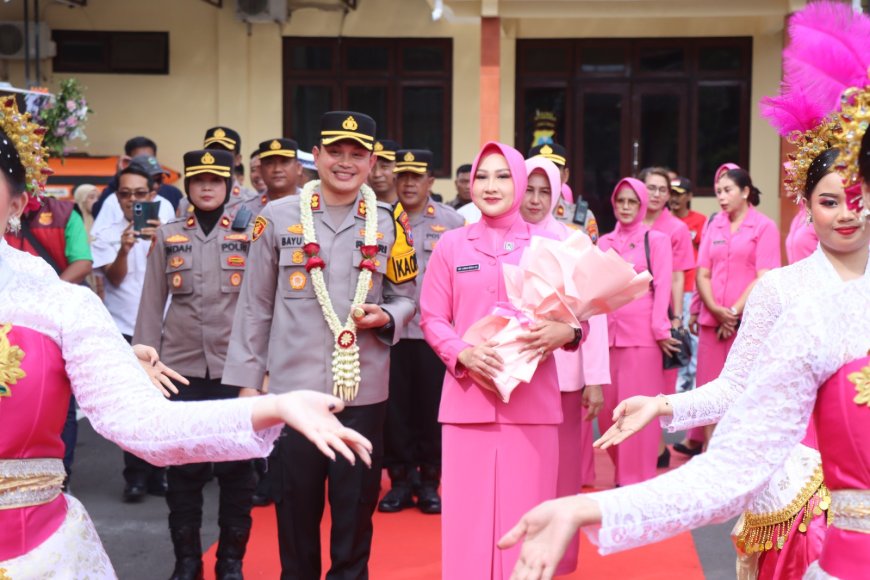 Tradisi Kepolisian dan Budaya Lokal Warnai Penyambutan Kapolres  Situbondo AKBP Bayu Anuwar Sidiqie