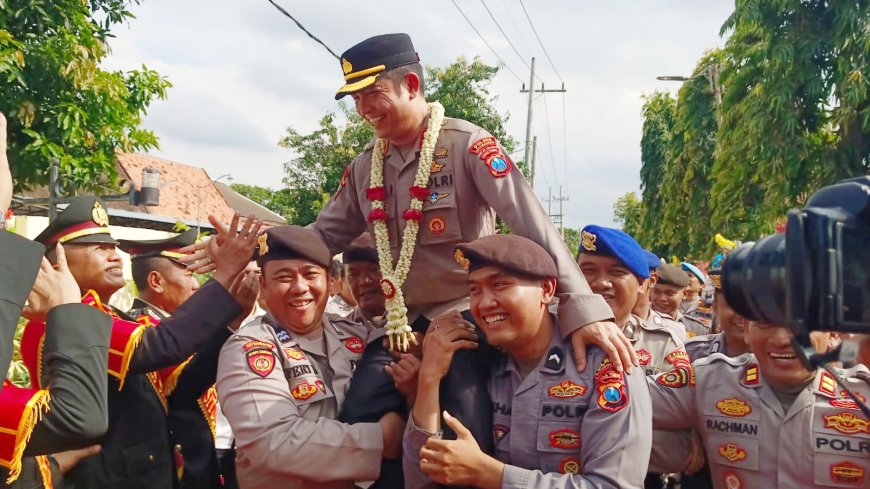 Suasana Haru Iringi Pelepasan AKBP Rezi Dharmawan dari Polres Situbondo