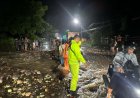 Gerak Cepat Petugas Gabungan Bersihkan Longsor di Jalur Pantura Situbondo