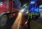 QUICK RESPON ANGGOTA POLSEK KAPONGAN MENERIMA LAPORAN MASYARAKAT MELALUI 110 TERKAIT MATINYA LAMPU TRAFIC LIGHT SIMPANG 4 KAPONGAN