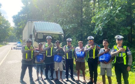 Aksi Simpatik Satlantas Polres Situbondo Bagi Sembako untuk Komunitas Sahabat Baluran