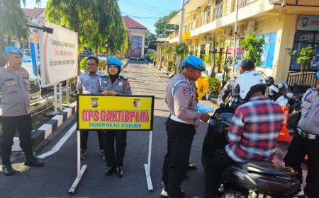 Beri Contoh Disiplin Berlalu Lintas, Propam Periksa Kelengkapan Berkendara Anggota Polres Situbondo