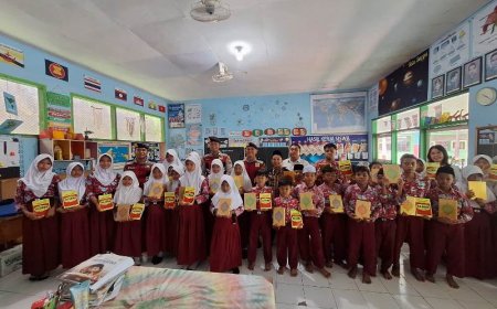 Peringati HUT ke-74 Korps Sabhara, Polisi Salurkan Puluhan Al-Qur'an dan Juz Amma di SDN 12 Mimbaan