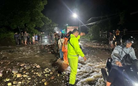 Gerak Cepat Petugas Gabungan Bersihkan Longsor Akibat Hujan Deras di Jalur Pantura Situbondo
