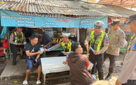 Peduli Keselamatan Pengendara, Polres Situbondo Sebar Brosur dan Imbauan di Pusat Keramaian