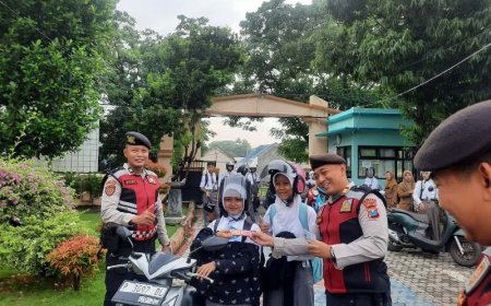 Awalnya Takut, Pelajar SMAN 1 Panarukan Malah Senyum-Senyum Dapat Cokelat dari Polisi Karena Tertib Lalu Lintas
