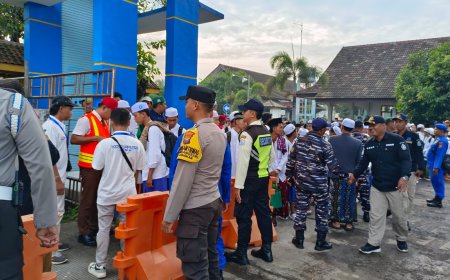 Polsek Jangkar Melaksanakan Giat Pengamanan Pulang Berjamaah Santri Bertempat Di Pelabuhan Jangkar