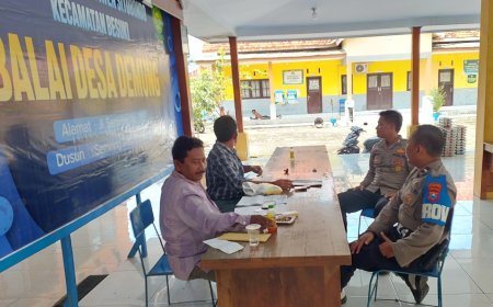 Dialog dan Kolaborasi, Strategi Personil Polsek Besuki Ciptakan Desa Aman Saat Berkunjung Di Kantor Desa Demung.