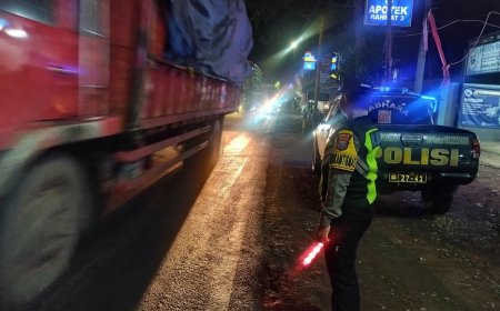 QUICK RESPON ANGGOTA POLSEK KAPONGAN MENERIMA LAPORAN MASYARAKAT MELALUI 110 TERKAIT MATINYA LAMPU TRAFIC LIGHT SIMPANG 4 KAPONGAN