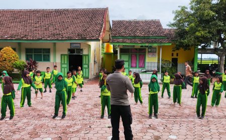 Bhabinkamtibmas Jadi Pembina Apel di SDN 2 Buduan, Sampaikan Pesan Anti-Bullying dan Tertib Lalu Lintas