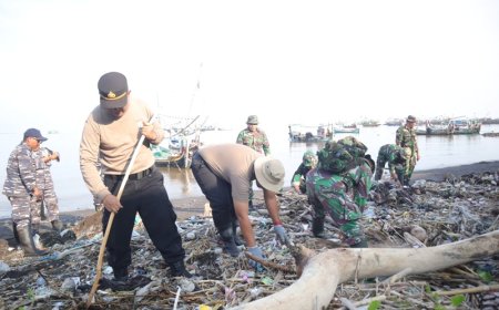 Wujudkan Indonesia ASRI, Sinergi TNI-Polri dan Pemkab Situbondo Bersihkan Sampah di Pantai Panarukan