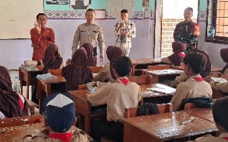 Polisi Sahabat Anak, Ps Kanit Binmas Polsek Besuki Hadir Di SMP N 1 Besuki Tanamkan Semangat Disiplin Belajar dan Anti-Aksi Bulliying.