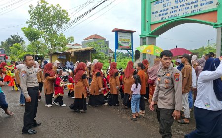 Hadir di Tengah Keceriaan Anak Bangsa, Personil Binmas Polsek Besuki Sukses Kawal Gebyar Drumband Kids TKN Besuki.
