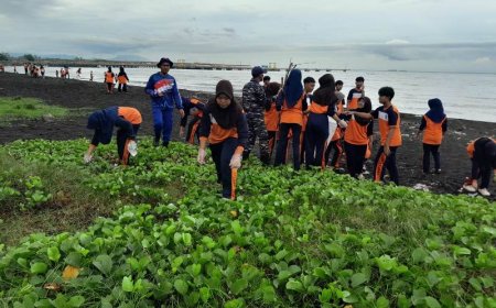 Sinergi TNI-Polri dan Siswa SMPN 1 Asembagus "Sapu Bersih" Sampah di Pantai Jangkar