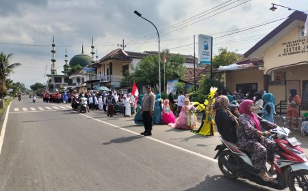 Polsek Jangkar Melaksanakan Giat Pengamanan Dan Pengawalan Pawai
