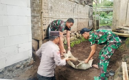 Wujud Kepedulian, Polsek Sumbermalang Ambil Bagian dalam Pembangunan MCK TMMD ke-127