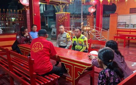 Polsek Besuki Amankan Peribadatan Imlek 2577 di Klenteng Poo Tong Biaw Desa Besuki, Ibadah Berlangsung Aman dan Khidmat.