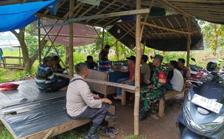 Polsek Jatibanteng Berkolaborasi Dengan Koramil Jatibanteng Menghimbau Masyarakat Untuk Hindari Perjudian