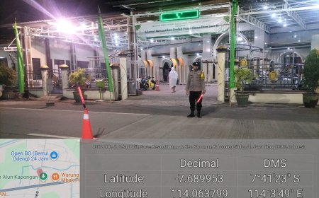 POLSEK KAPONGAN  MELAKSANAKAN KEGIATAN PAM SHOLAT ISYA DAN SHOLAT TARAWIH DI MASJID NURUL ISLAM DESA KESAMBIRAMPAK