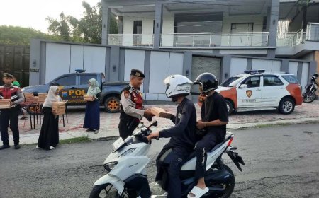 Menebar Kebaikan di Bulan Suci, Satsamapta Polres Situbondo Berbaur dengan Warga Bagikan Takjil Gratis