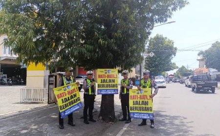 Cegah Kecelakaan, Satlantas Polres Situbondo Pasang Spanduk Peringatan Jalan Rusak
