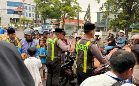 Jelang Berbuka Puasa, Pengendara di Situbondo Disapa Takjil Gratis dari Polantas