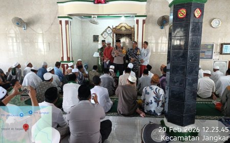 Polsek Jangkar Melaksanakan Giat Safari Jumat Bertempat Di Masjid At Taqwa
