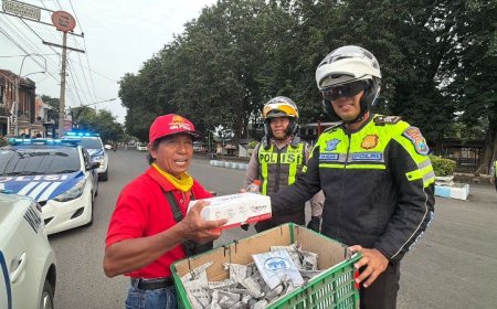 Senyum Warga "Dihadang" Polisi Situbondo di Jam Ngabuburit, Ternyata Ini yang Terjadi