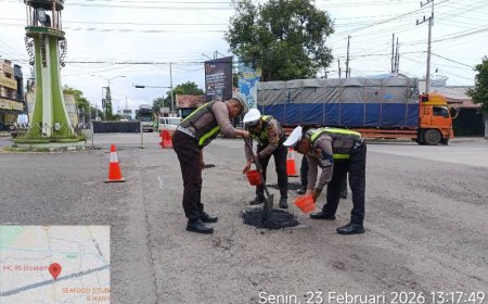 Cegah Kecelakaan, Satlantas Polres Situbondo Tambal Jalan Berlubang