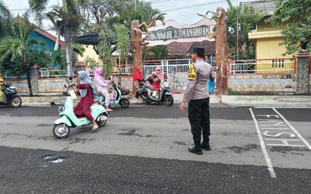 Polsek Mangaran Laksanakan Commanderwish Pagi, Wujudkan Kamseltibcarlantas di Depan SDN 1 Mangaran