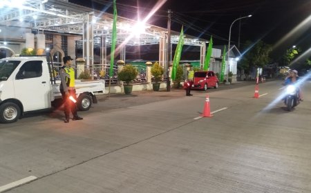 POLSEK KAPONGAN KEGIATAN PENGAMANAN SHOLAT TERAWEH  DI  MASJID NURUL ISLAM KESAMBIRAMPAK KEC. KAPONGAN