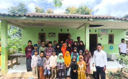 Polisi Situbondo Patroli Sambang Siswa SD Pelosok di Dusun Cobbuk Arjasa