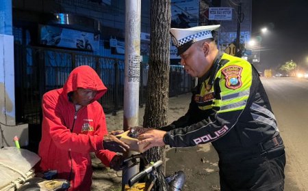 Menebar Berkah di Sepertiga Malam: Cara Satlantas Situbondo Peduli Sesama Saat Sahur
