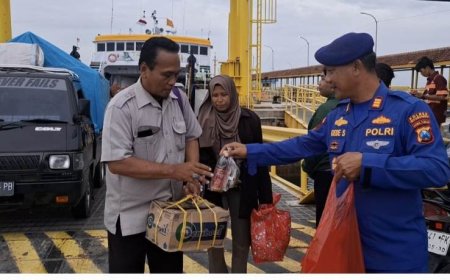 Pastikan Penumpang Bisa Berbuka, Polisi Siapkan 100 Paket Takjil di Pelabuhan Jangkar