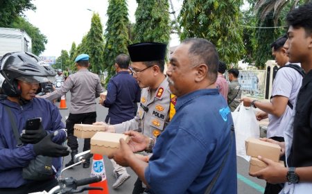 Depan Mapolres Situbondo Mendadak Ramai, Kapolres dan Wartawan Bagi 500 Takjil