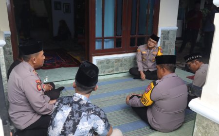 Kapolres Situbondo Takziah dan Berikan Tali Asih ke Rumah Duka Aipda Dias