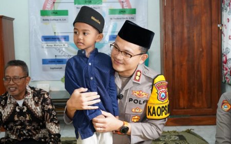 Momen Haru di Panti Asuhan Lentera, Kapolres Situbondo Peluk dan Beri Santunan Anak Yatim