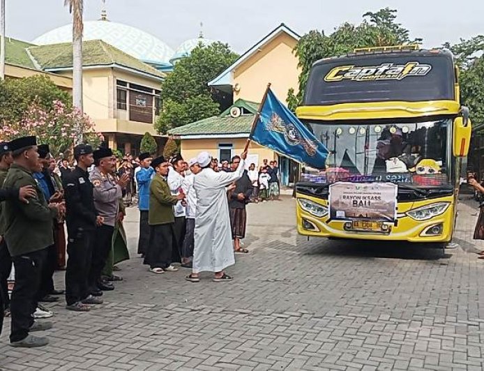 Polres Situbondo Kawal Kepulangan Ribuan Santri Sukorejo Sehingga Kegiatan Berjalan Tertib dan Lancar