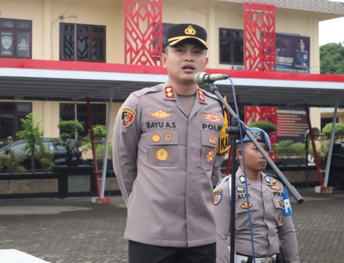 Pimpin Apel Pagi, Kapolres Situbondo Tekankan Respons Cepat Laporan dan Jadilah Polisi Penolong Masyarakat
