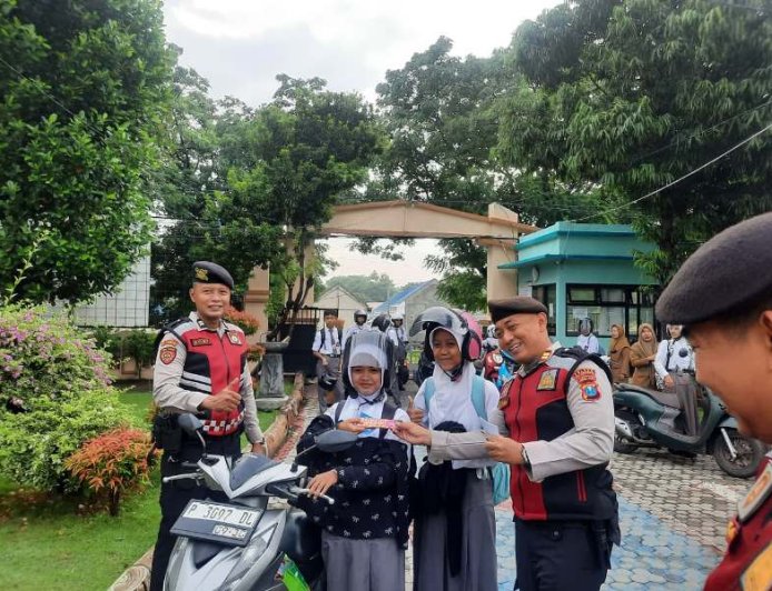 Awalnya Takut, Pelajar SMAN 1 Panarukan Malah Senyum-Senyum Dapat Cokelat dari Polisi Karena Tertib Lalu Lintas