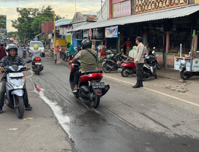 POLSEK MANGARAN GELAR GIAT COMMANDER WISH PAGI, ARUS LALU LINTAS LANCAR DAN KONDUSIF