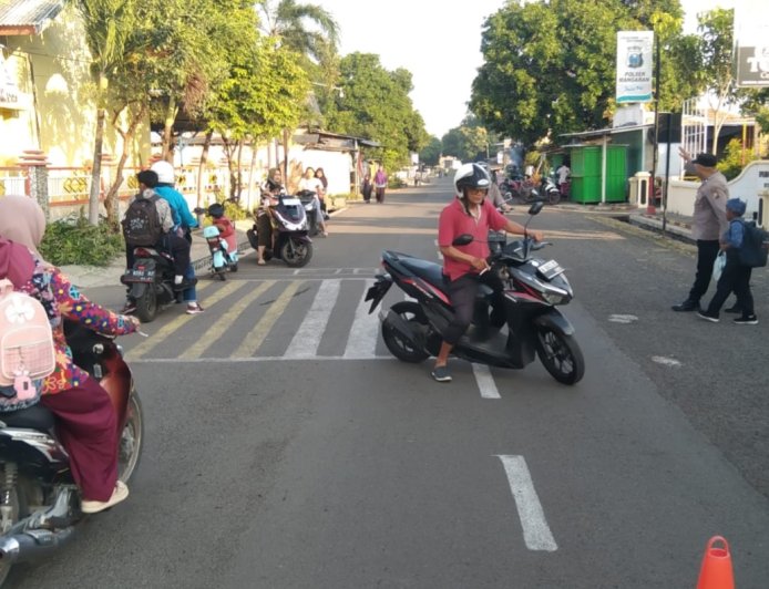 POLSEK MANGARAN GELAR GIAT COMMANDER WISH PAGI, ARUS LALU LINTAS LANCAR DAN KONDUSIF