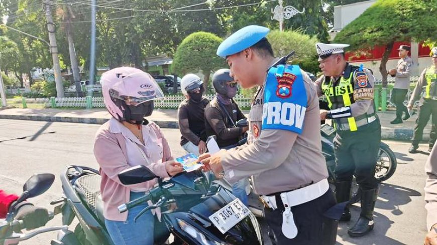 Hari Pertama Operasi Keselamatan Semeru 2026, Polres Situbondo Masifkan Sosialisasi dengan Bagikan Brosur kepada Masyarakat