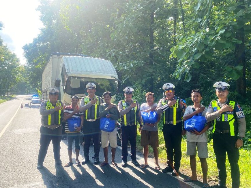 Aksi Simpatik Satlantas Polres Situbondo Bagi Sembako untuk Komunitas Sahabat Baluran