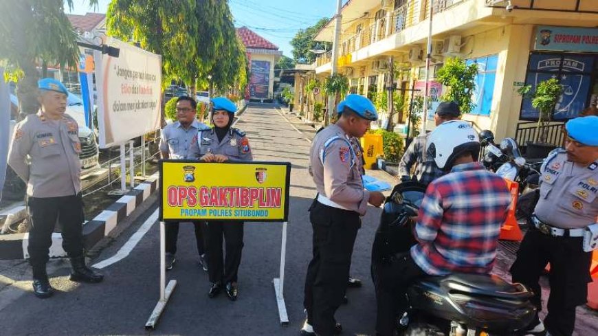Beri Contoh Disiplin Berlalu Lintas, Propam Periksa Kelengkapan Berkendara Anggota Polres Situbondo