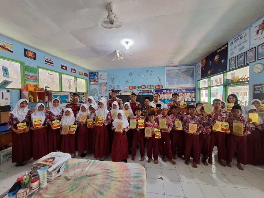 Peringati HUT ke-74 Korps Sabhara, Polisi Salurkan Puluhan Al-Qur'an dan Juz Amma di SDN 12 Mimbaan
