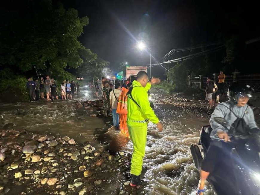 Gerak Cepat Petugas Gabungan Bersihkan Longsor di Jalur Pantura Situbondo