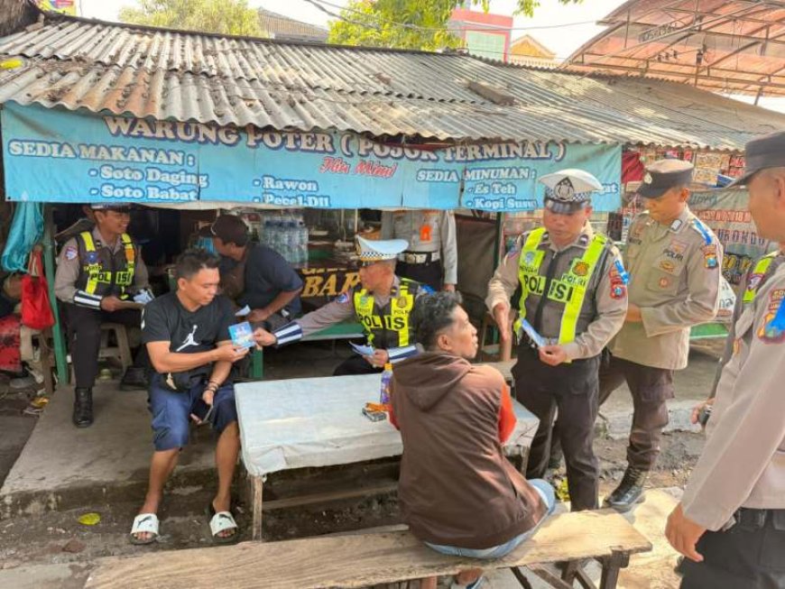 Peduli Keselamatan Pengendara, Polres Situbondo Sebar Brosur dan Imbauan di Pusat Keramaian