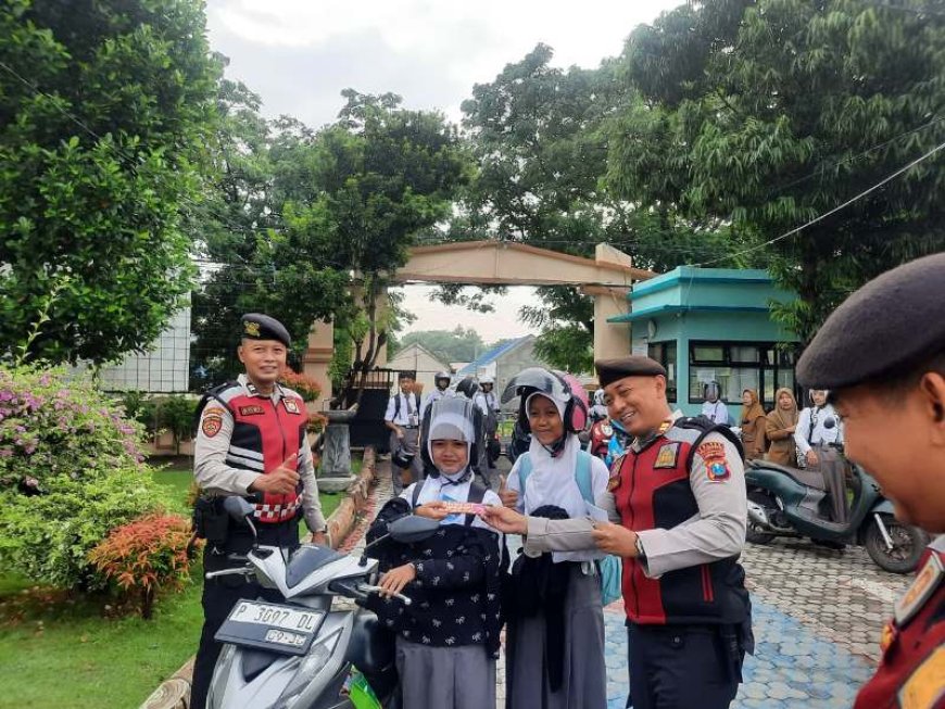 Awalnya Takut, Pelajar SMAN 1 Panarukan Malah Senyum-Senyum Dapat Cokelat dari Polisi Karena Tertib Lalu Lintas